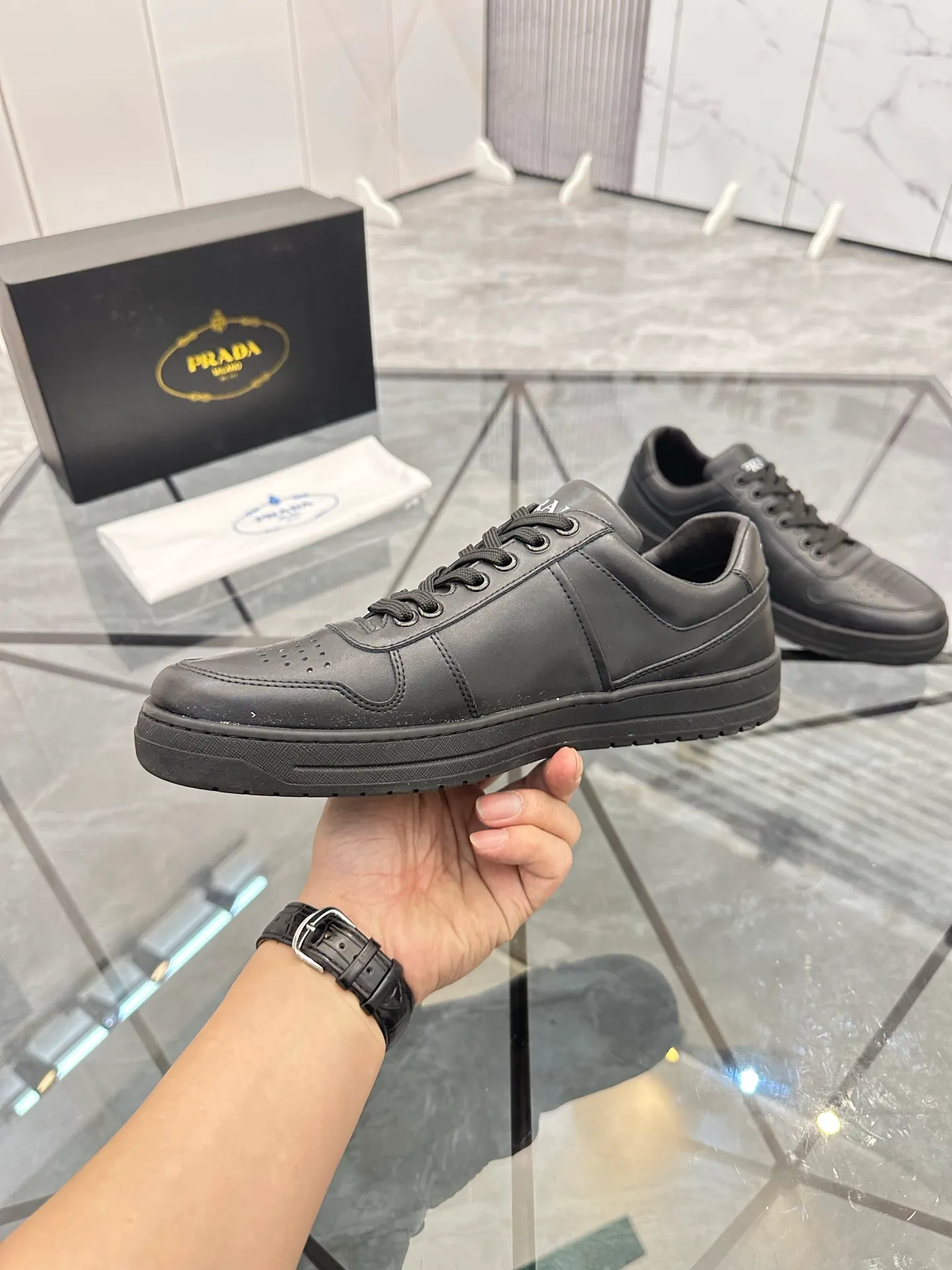 Men's shoes: 💰P400¥ Product trademark: Prada *"Prada*" low-top casual shoes Regular size: 38-44 (can be customized to 45) Product materials: imported cowhide upper, sheepskin lining, original outsole. Number: 020